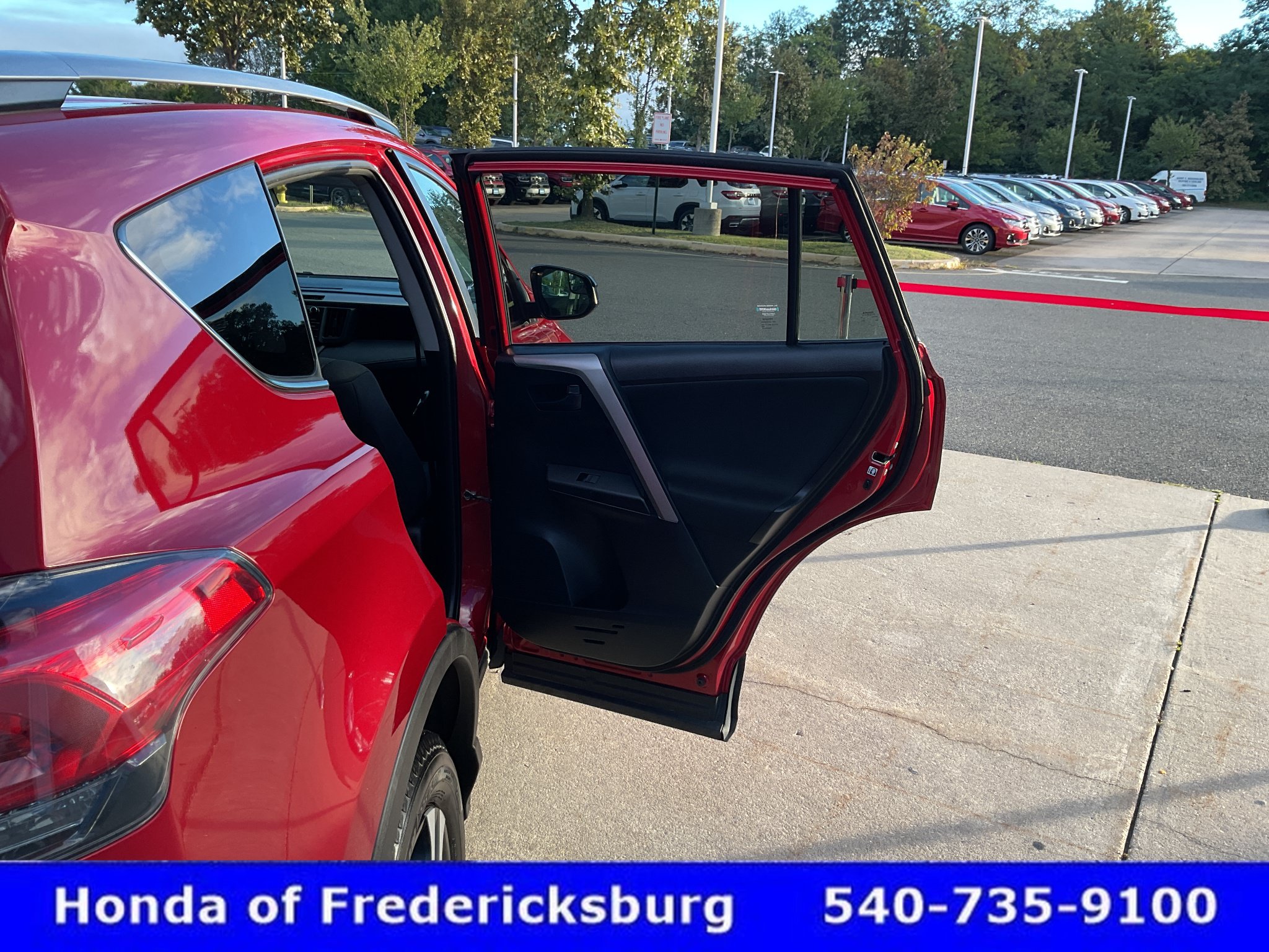 Used 2017 Toyota RAV4 LE AWD/4WD image 18