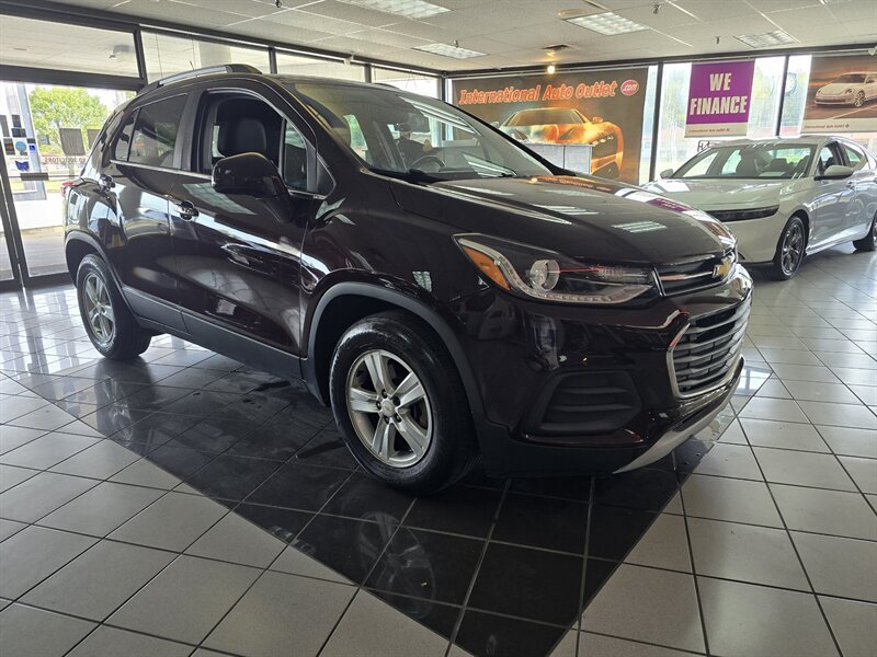Used 2020 Chevrolet Trax LT w/ LT Convenience Package FWD image 3