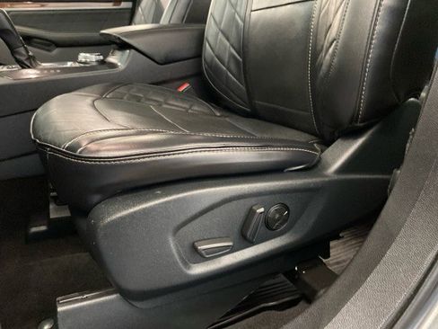 Used 2019 Ford Explorer Platinum image 18