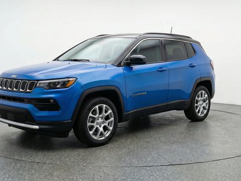 Used 2025 Jeep Compass Limited AWD/4WD image 3