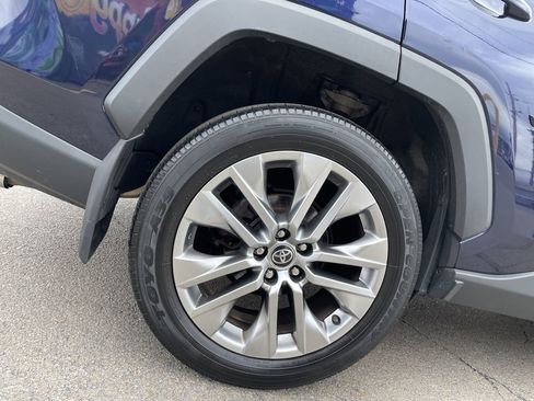 Used 2021 Toyota RAV4 XLE Premium image 12