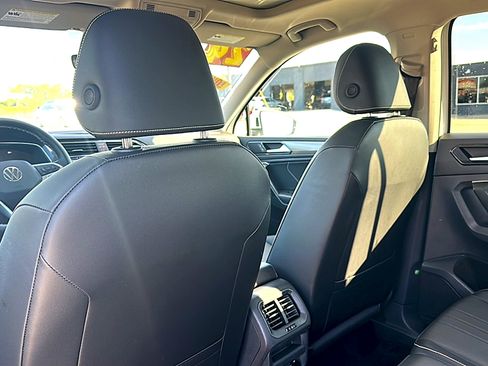 Used 2024 Volkswagen Tiguan SE w/ Panoramic Sunroof Package image 17