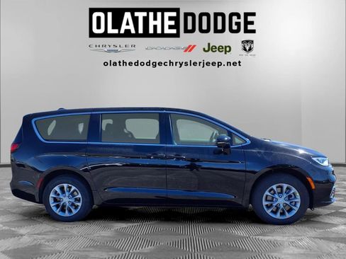 New 2026 Chrysler Pacifica Select image 28