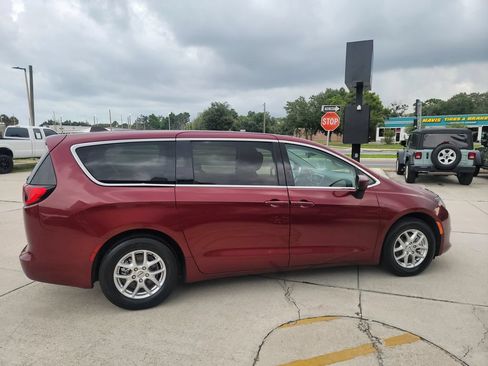 Used 2023 Chrysler Voyager LX FWD image 6