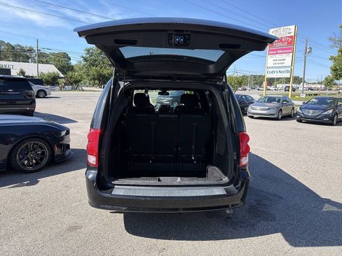 Used 2019 Dodge Grand Caravan SXT w/ Driver Convenience Group FWD image 9
