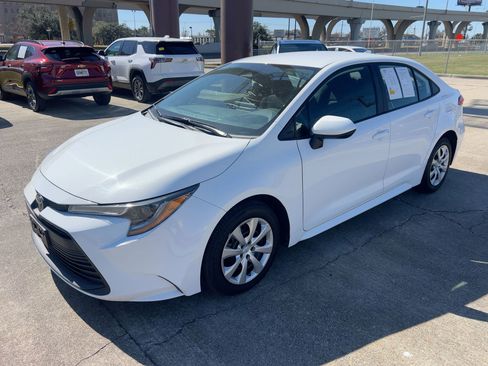 Used 2025 Toyota Corolla LE image 7