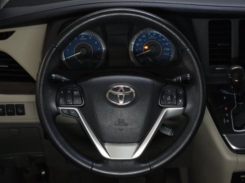 Used 2017 Toyota Sienna XLE Premium AWD/4WD image 28