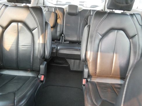 Used 2022 Chrysler Pacifica Touring-L FWD image 13