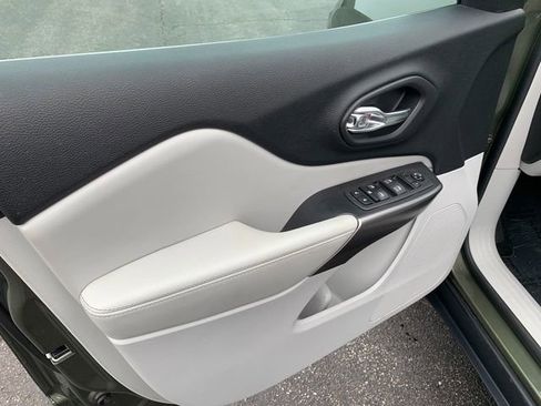 Used 2020 Jeep Cherokee Latitude Plus image 19