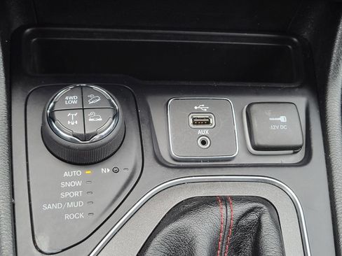 Used 2019 Jeep Cherokee Trailhawk AWD/4WD image 23