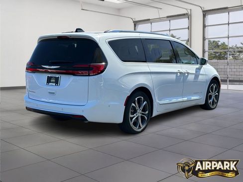New 2024 Chrysler Pacifica Pinnacle image 4