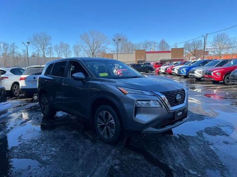 Used 2023 Nissan Rogue SV image 3