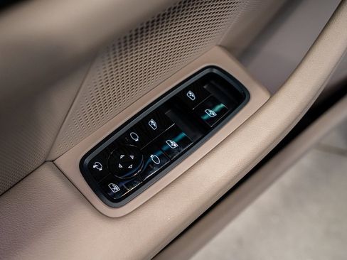 Used 2021 Porsche Taycan image 30