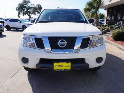 Used 2019 Nissan Frontier SV image 2