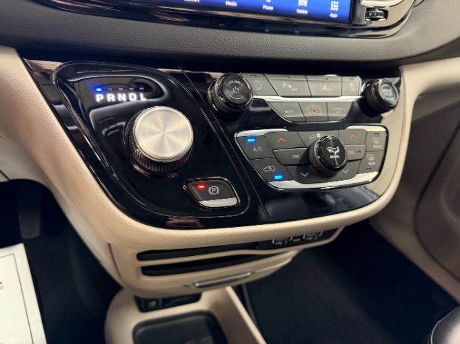Used 2024 Chrysler Pacifica Touring-L FWD image 18