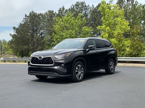 Used 2022 Toyota Highlander XLE image 12