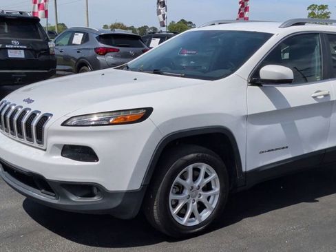 Used 2017 Jeep Cherokee Latitude w/ Safety/Convenience Group FWD image 4