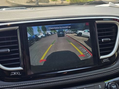 Used 2024 Chrysler Pacifica Limited FWD image 24