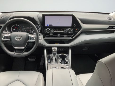 Used 2024 Toyota Highlander XLE FWD image 12