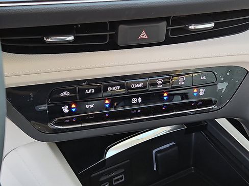 Used 2022 Buick Envision Avenir w/ Technology Package II image 16