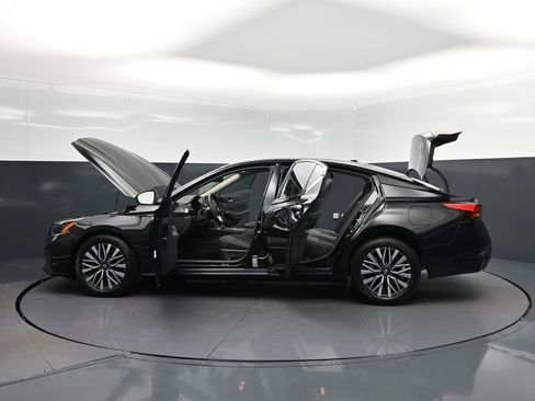 Used 2025 Nissan Altima 2.5 SV FWD image 47