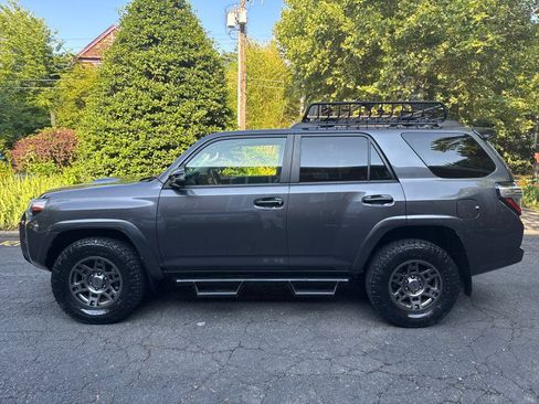Used 2020 Toyota 4Runner Venture w/ Moonroof Package AWD/4WD image 9