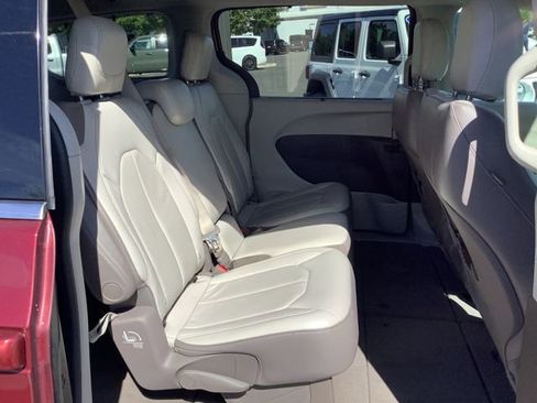 Used 2017 Chrysler Pacifica Touring-L image 33
