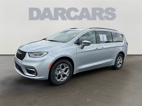 Used 2022 Chrysler Pacifica Limited w/ Uconnect Theater Family Group image 3