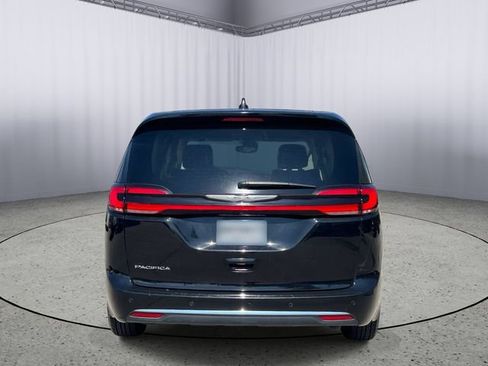 Used 2024 Chrysler Pacifica Touring-L FWD image 8
