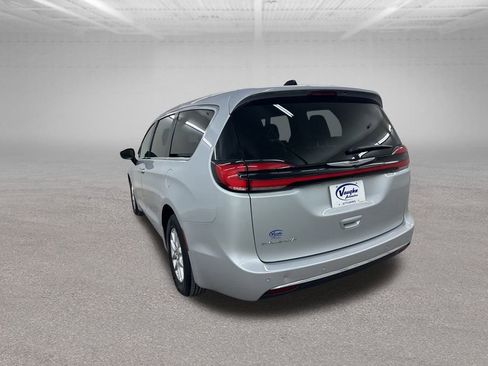 Used 2024 Chrysler Pacifica Touring-L image 10