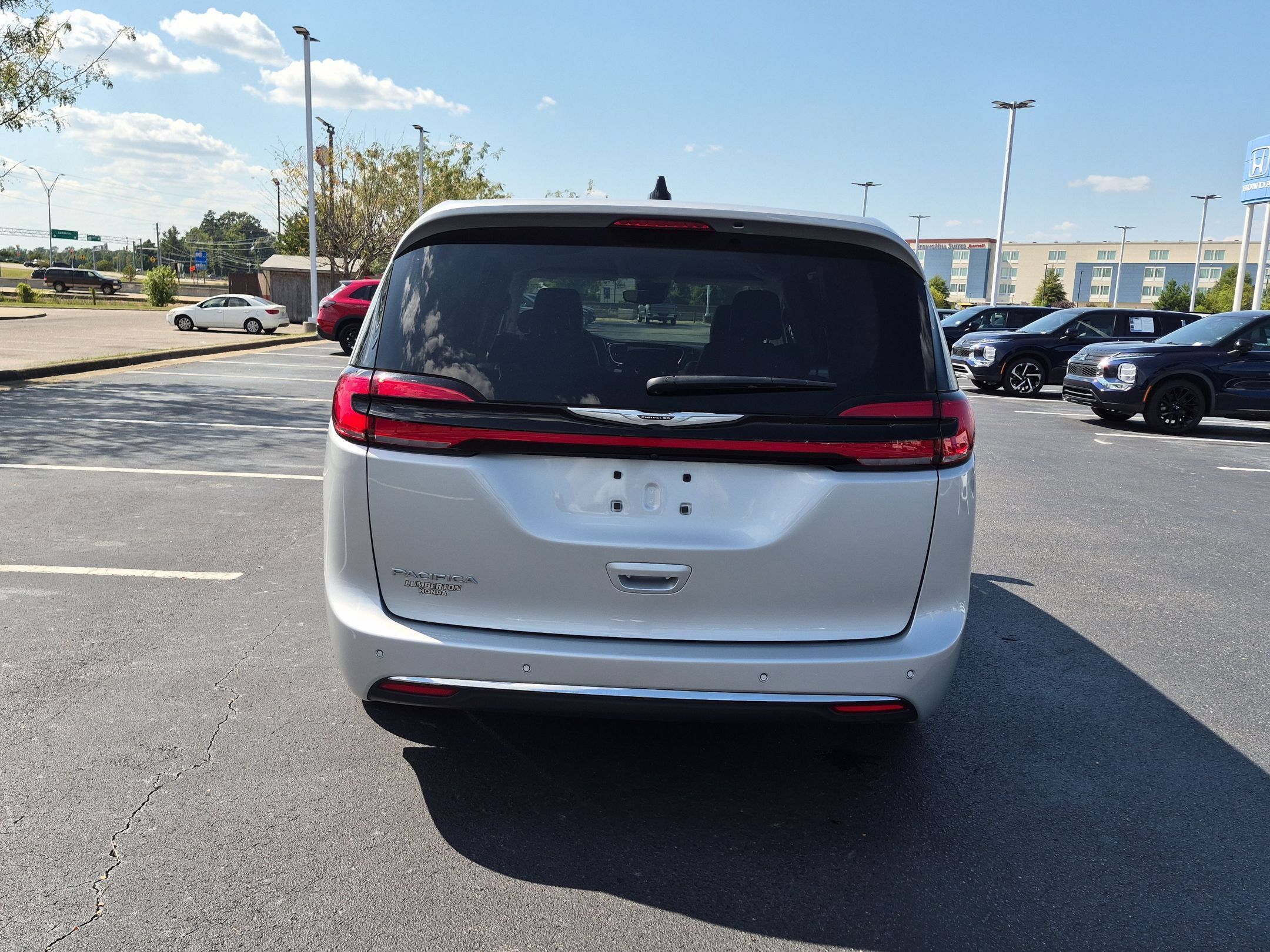 Used 2024 Chrysler Pacifica Touring-L FWD image 4