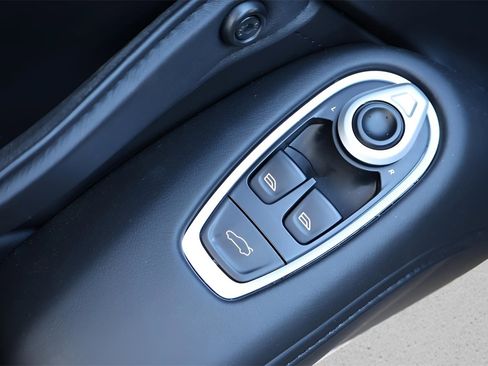 Used 2021 Aston Martin V8 Vantage Coupe image 11