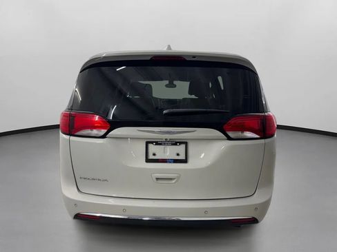 Used 2017 Chrysler Pacifica Touring-L w/ Tire & Wheel Group FWD image 8