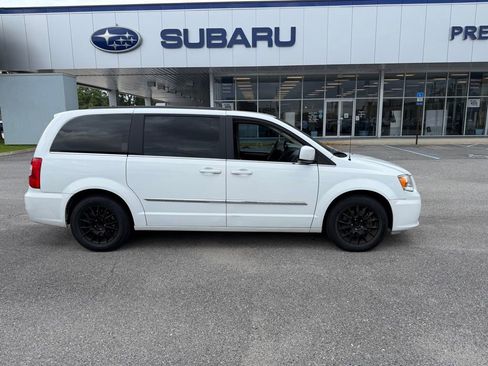 Used 2015 Chrysler Town & Country Touring FWD image 2