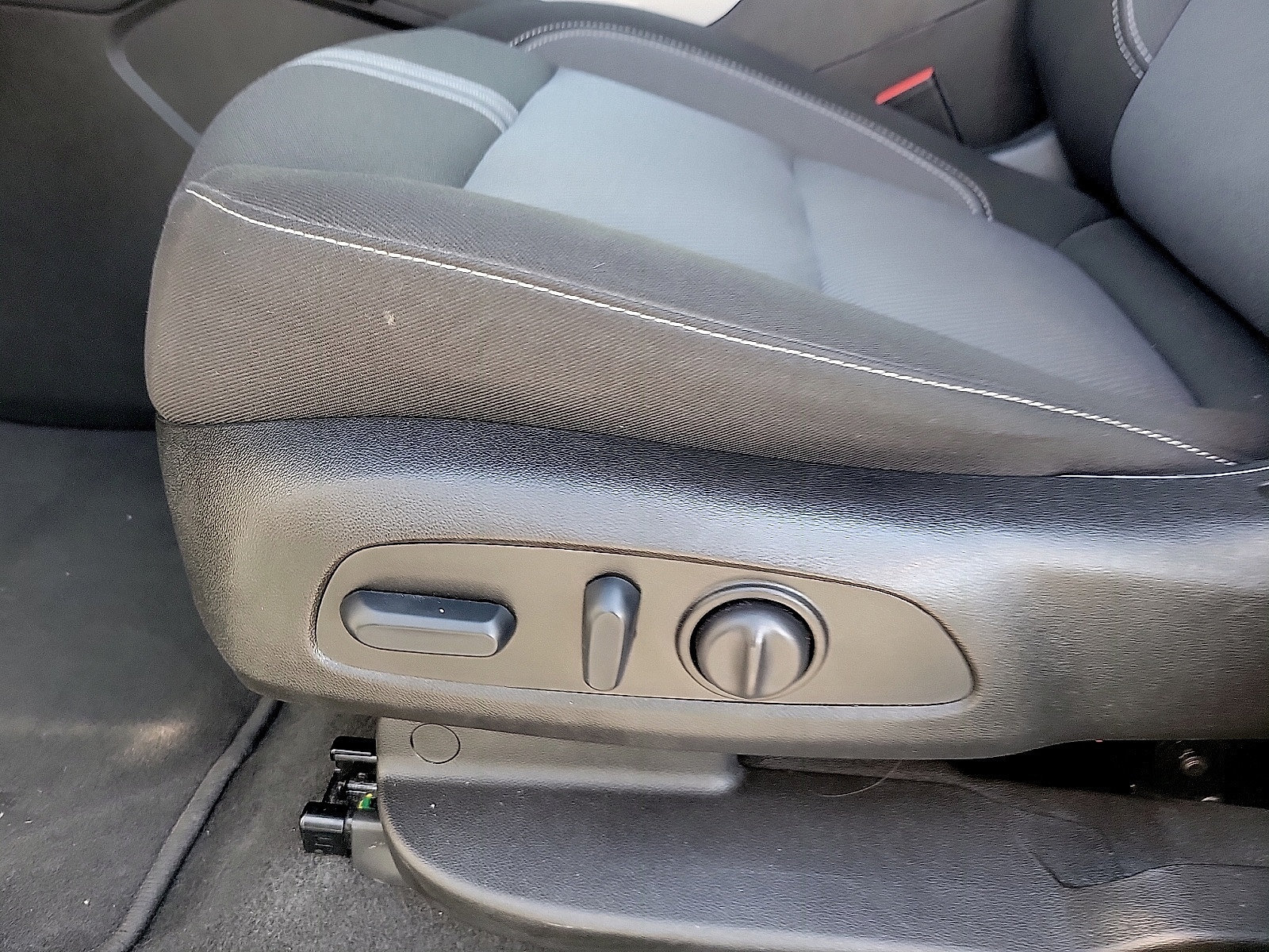 Used 2025 Chevrolet Blazer LT FWD image 12