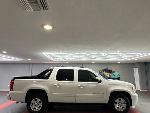 Used 2011 Chevrolet Avalanche LT image 7