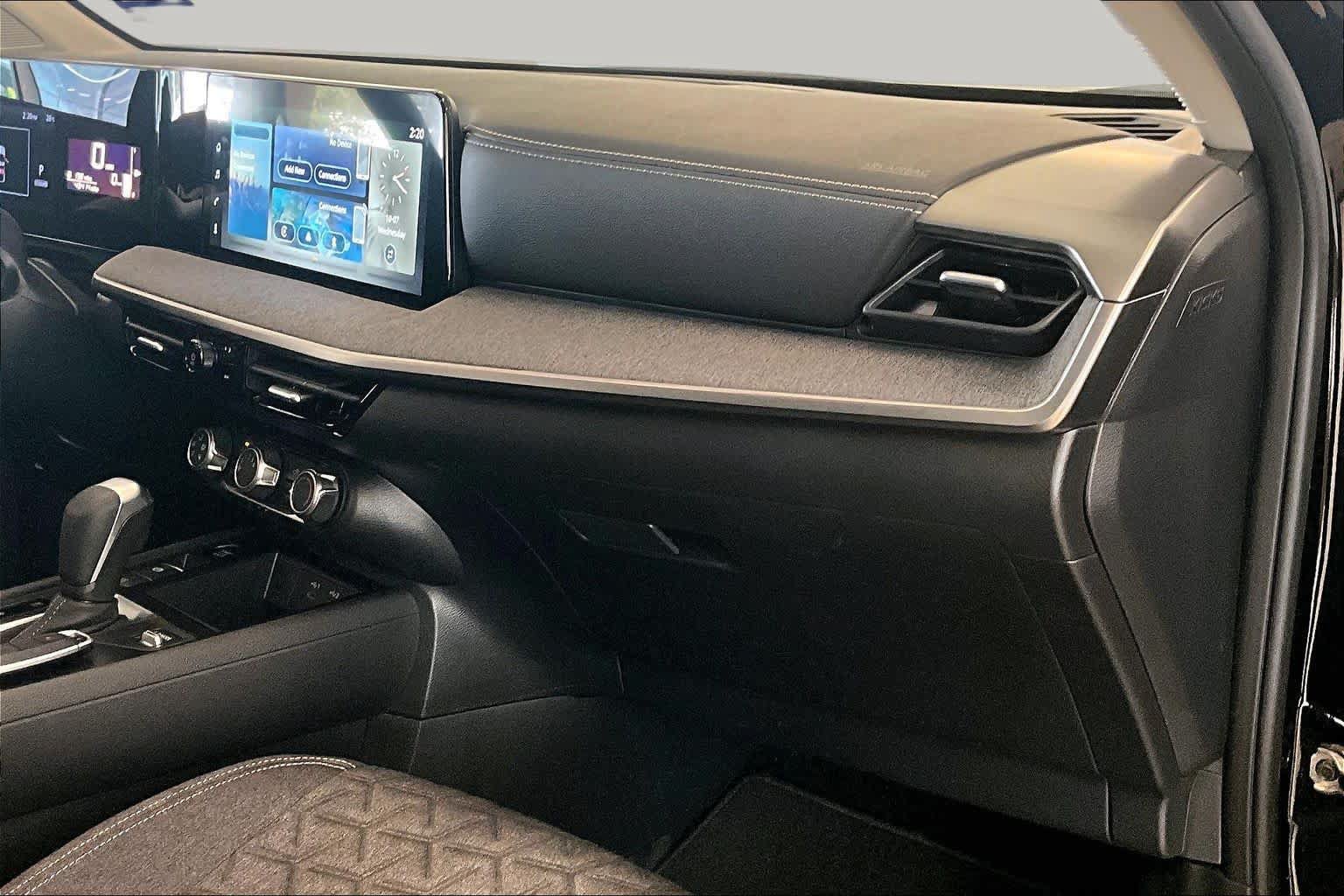 Used 2025 Nissan Kicks SV FWD image 17