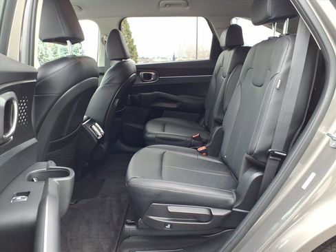 Certified 2025 Kia Sorento EX image 12