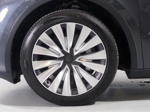 Used 2025 Tesla Model Y Long Range RWD image 47