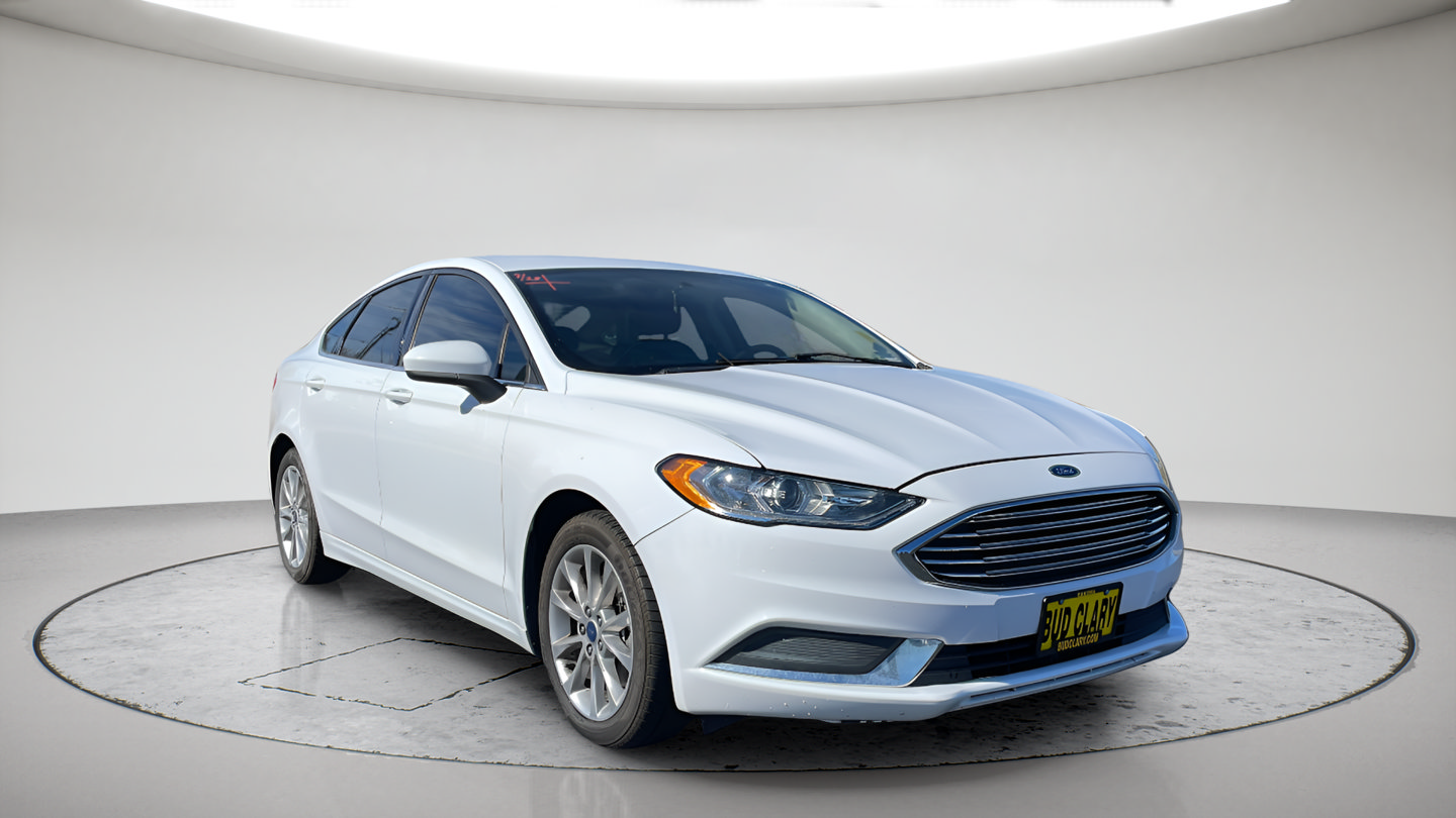 Used 2017 Ford Fusion SE w/ Fusion SE Technology Package FWD image 3