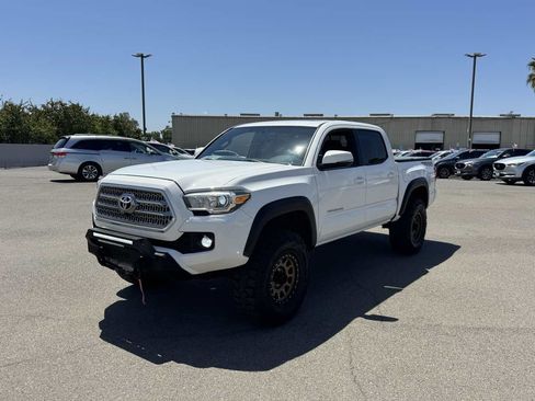 Used 2016 Toyota Tacoma TRD Off-Road AWD/4WD image 5