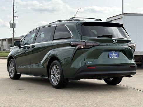 Used 2025 Toyota Sienna LE image 7