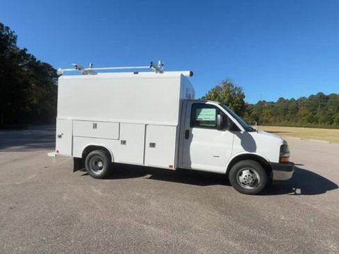 New 2025 Chevrolet Express 3500 w/ Power Convenience Package image 6