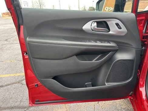 New 2026 Chrysler Pacifica Limited image 23