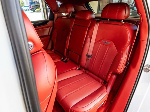 Used 2022 Bentley Bentayga AWD/4WD image 24