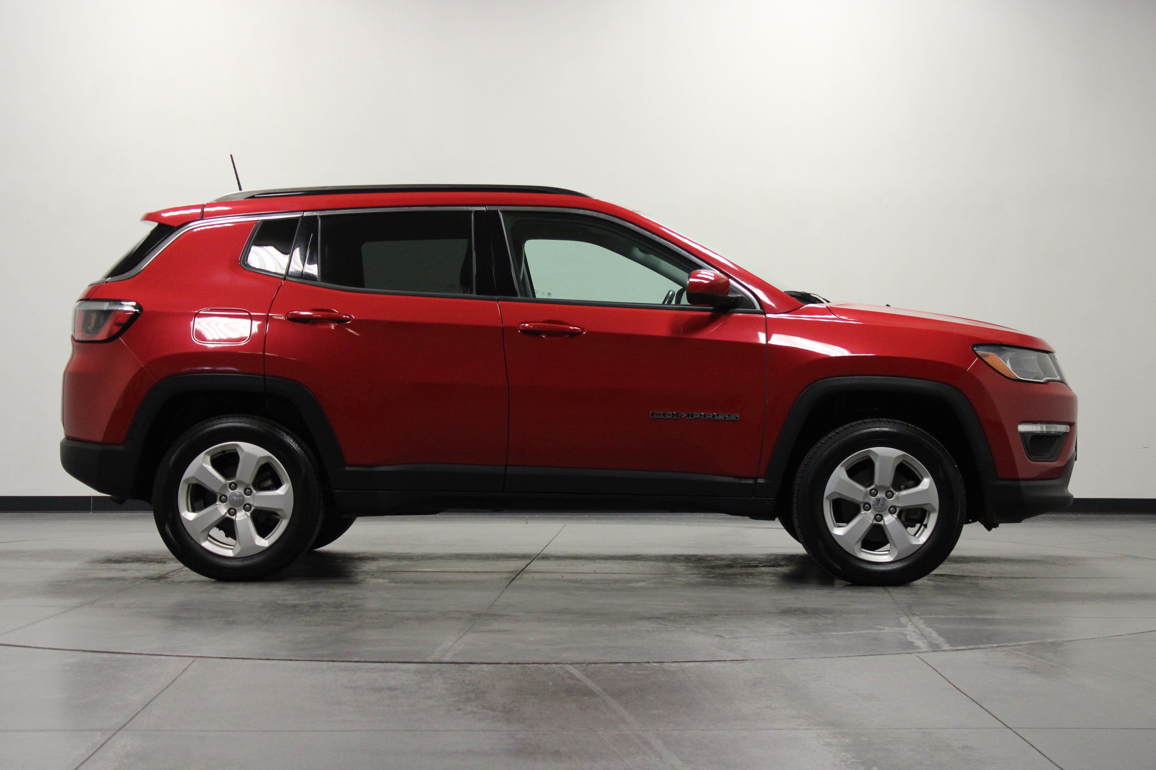 Used 2019 Jeep Compass Latitude w/ Popular Equipment Group AWD/4WD image 3