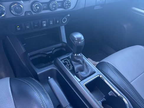 Used 2021 Toyota Tacoma TRD Off-Road image 9
