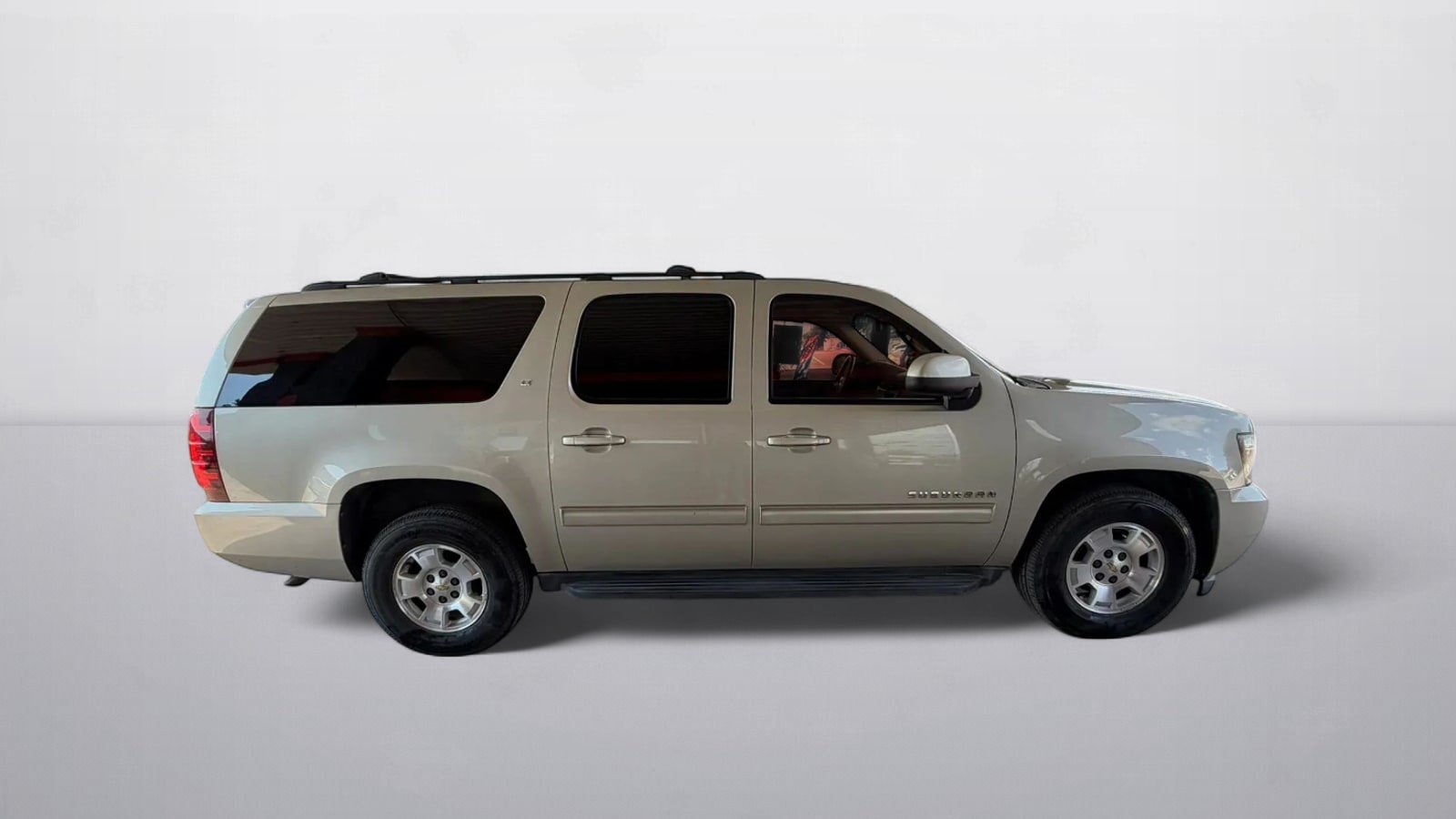Used 2014 Chevrolet Suburban LT RWD image 4