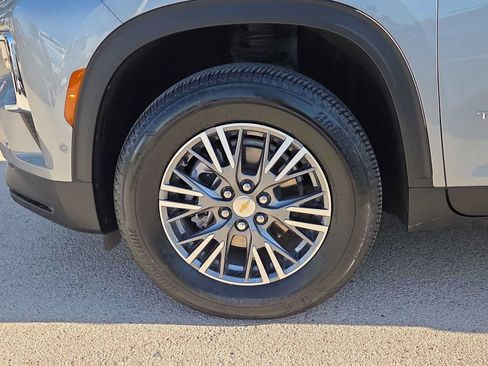 Used 2025 Chevrolet Traverse LT w/ Enhanced Driving Package FWD image 12