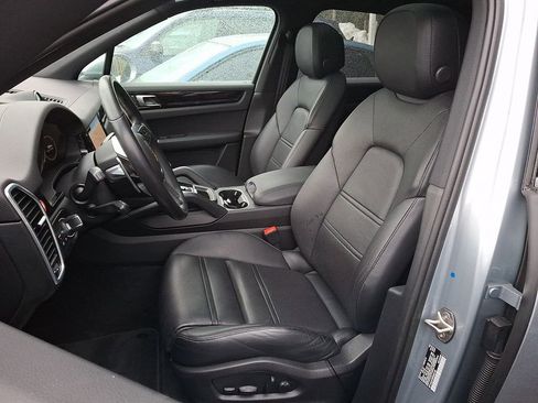 Used 2023 Porsche Cayenne w/ Premium Package image 9